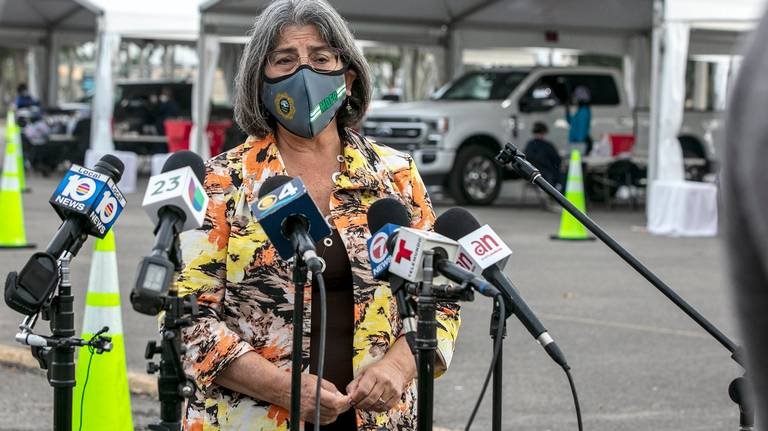 Alcaldesa anima a cenar al aire libre durante las fiestas ante la amenaza de la variante ómicron en Miami-Dade